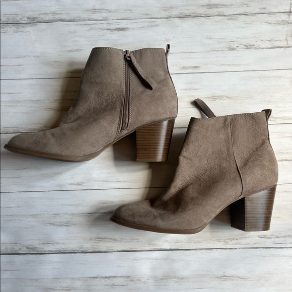 2 FOR $25 SALE!! *ADD TO BUNDLE* Taupe Brown/Gray Booties - Picture 1 of 4